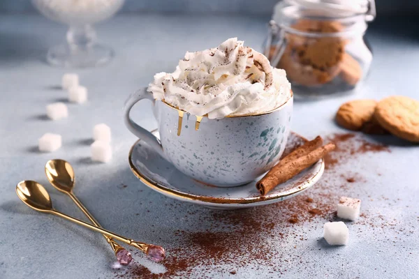 Tasse Heißen Kakao Auf Hellem Tisch — Stockfoto