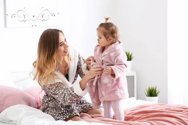 Young Woman Her Cute Little Daughter Home — Stock Photo, Image