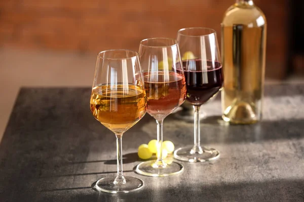 Glazen Van Verschillende Soorten Wijn Tafel — Stockfoto