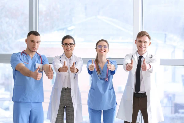 Başparmak Gösterilen Hekimlerin Kliniği — Stok fotoğraf