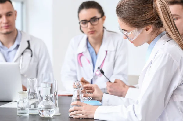 Pasantes Realizando Experimentos Con Frascos Clínica — Foto de Stock