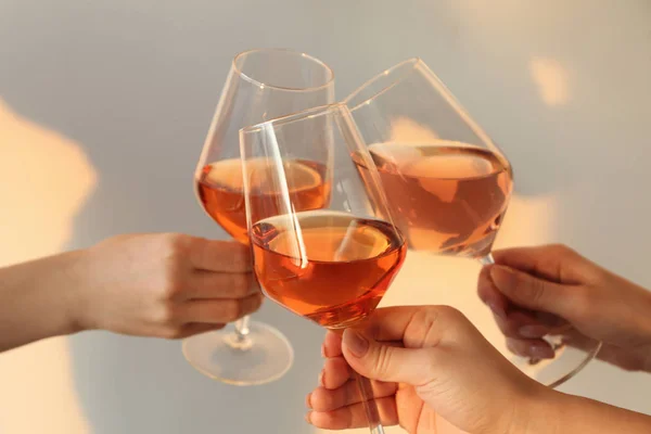 Frauen Klappern Gläser Mit Leckerem Wein Auf Hellem Hintergrund — Stockfoto