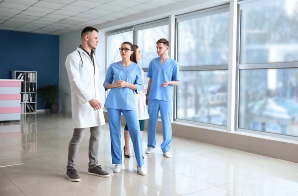 Equipo Médicos Clínica — Foto de Stock