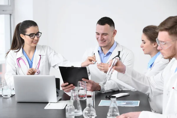 Pasantes Realizando Experimentos Con Frascos Clínica — Foto de Stock