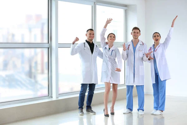 Ομάδα Ευτυχισμένος Γιατρών Στην Κλινική — Φωτογραφία Αρχείου