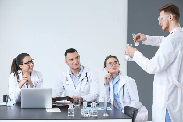 Doctor Llevando Cabo Experimento Durante Conferencia Para Pasantes Clínica — Foto de Stock