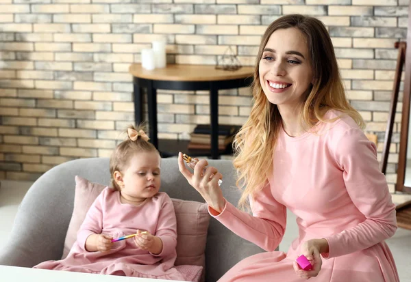 Young Woman Her Cute Little Daughter Playing Cosmetics Home — Stock Photo, Image