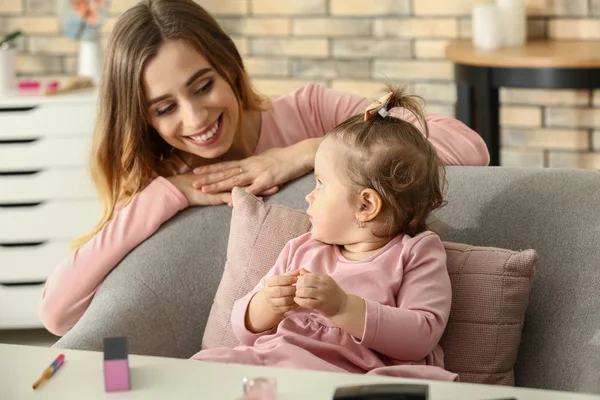 Jonge Vrouw Met Haar Schattige Kleine Dochter Spelen Met Cosmetica — Stockfoto