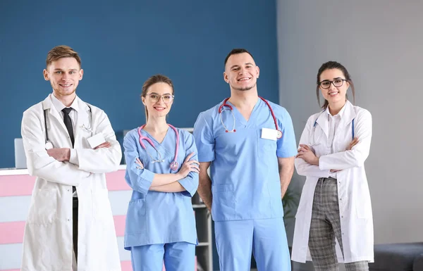 Equipe Jovens Médicos Clínica — Fotografia de Stock