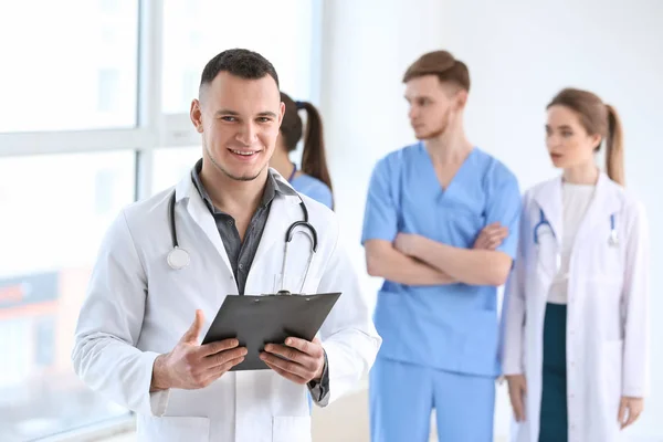 Médico Masculino Seus Colegas Clínica — Fotografia de Stock