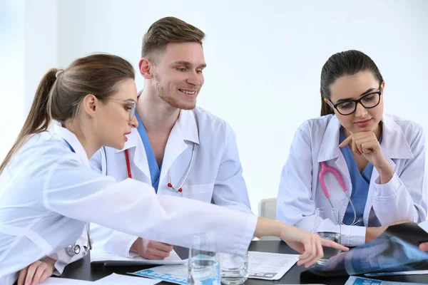 Ärzteteam Diskutiert Diagnose Tisch Klinik — Stockfoto