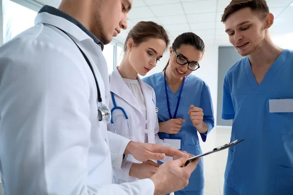Team Doctors Discussing Results Analyses Clinic — Stock Photo, Image