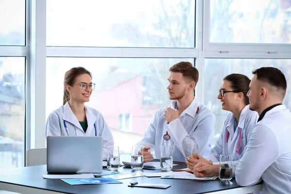 Équipe Médecins Discutant Diagnostic Table Clinique — Photo