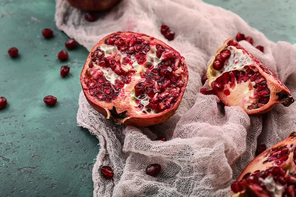Pieces Ripe Pomegranates Color Table — Stock Photo, Image