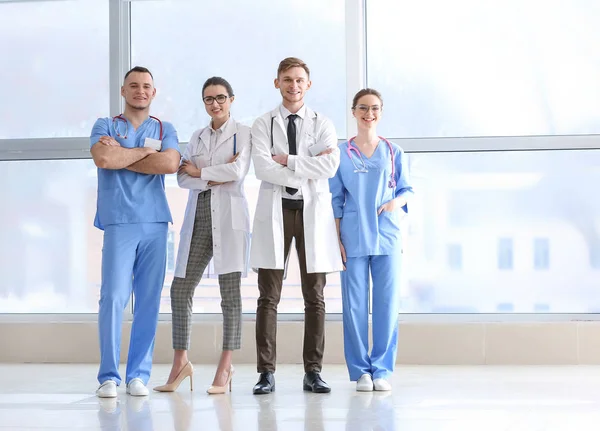 Team Junger Ärzte Der Klinik — Stockfoto