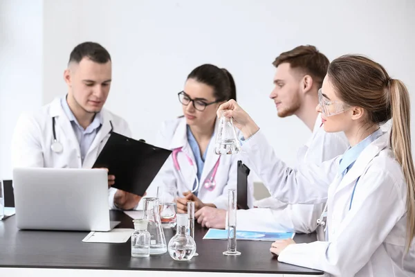 Interns Conducting Experiment Flasks Clinic — Stock Photo, Image