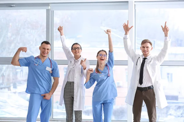 Klinik Mutlu Genç Hekimlerin — Stok fotoğraf