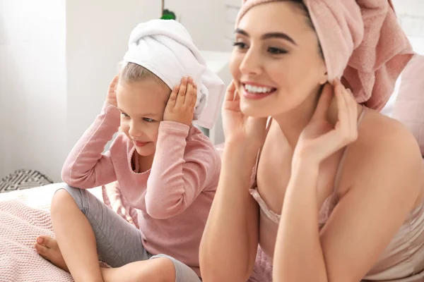 Niedliche Kleine Tochter Mit Ihrer Mutter Nach Der Dusche Sitzen — Stockfoto