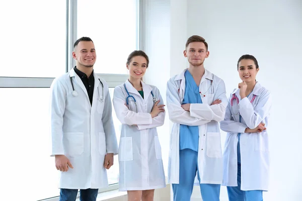 Equipe Jovens Médicos Clínica — Fotografia de Stock