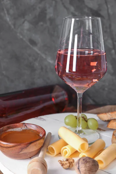 Glass Tasty Wine Snacks Table — Stock Photo, Image