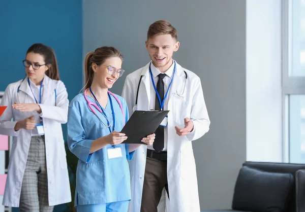 Médicos Discutiendo Resultados Análisis Clínica — Foto de Stock