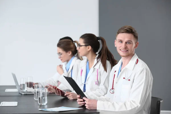 Jeunes Médecins Assis Table Lors Une Réunion Clinique — Photo