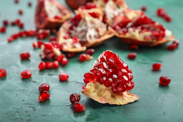 Piece Ripe Pomegranate Table — Stock Photo, Image