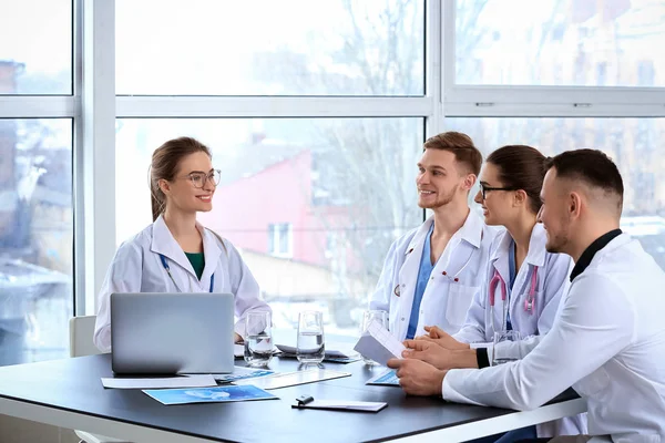 Équipe Médecins Discutant Diagnostic Table Clinique — Photo