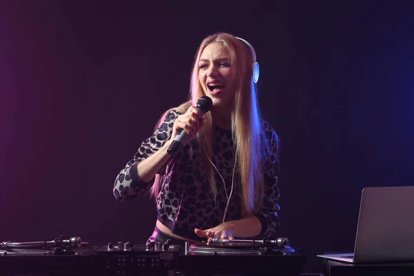 Female Playing Music Club — Stock Photo, Image