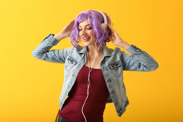 Mooie Jonge Vrouw Luisteren Naar Muziek Kleur Achtergrond — Stockfoto