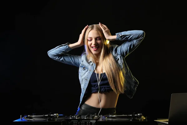 Female Playing Music Club — Stock Photo, Image