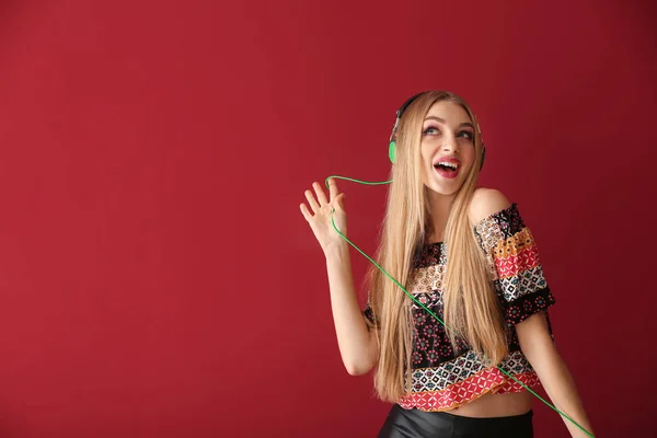 Schöne Junge Frau Hört Musik Auf Farbigem Hintergrund — Stockfoto