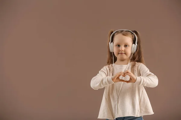 Sevimli Küçük Kız Renk Arka Plan Üzerinde Müzik Dinlerken Elleri — Stok fotoğraf