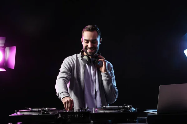 Masculino Tocando Música Clube — Fotografia de Stock