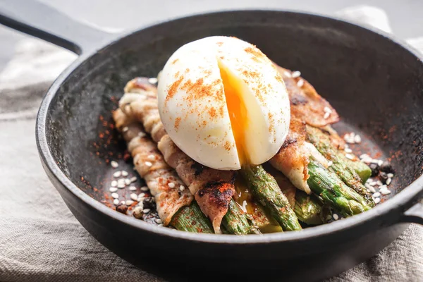 Frying Pan Tasty Bacon Wrapped Asparagus Egg Table Closeup — Stock Photo, Image