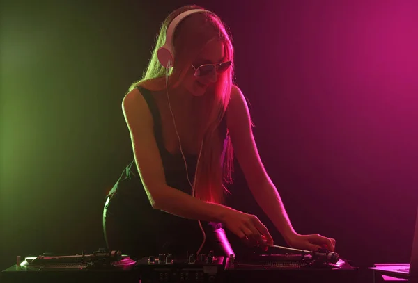 Femenino Tocando Música Club — Foto de Stock