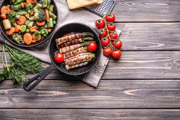 Composition Tasty Bacon Wrapped Asparagus Frying Pan Wooden Table — Stock Photo, Image