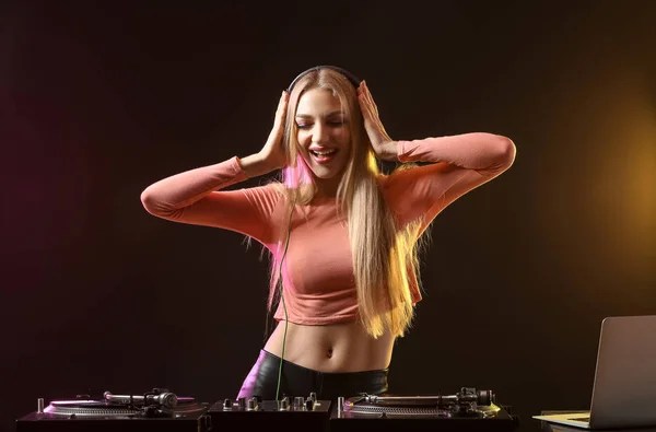 在俱乐部播放音乐的女Dj — 图库照片