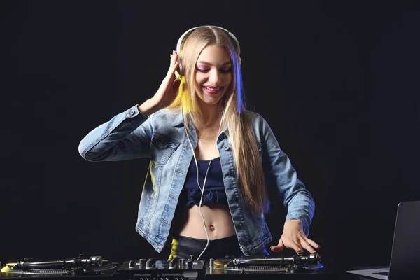 Female Playing Music Club — Stock Photo, Image