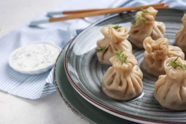 Tabakta lezzetli hamur tatlısı var, yakın plan.