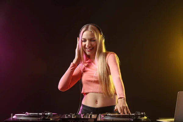 Femenino Tocando Música Club — Foto de Stock