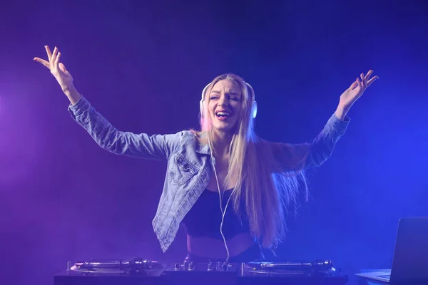 Femenino Tocando Música Club —  Fotos de Stock