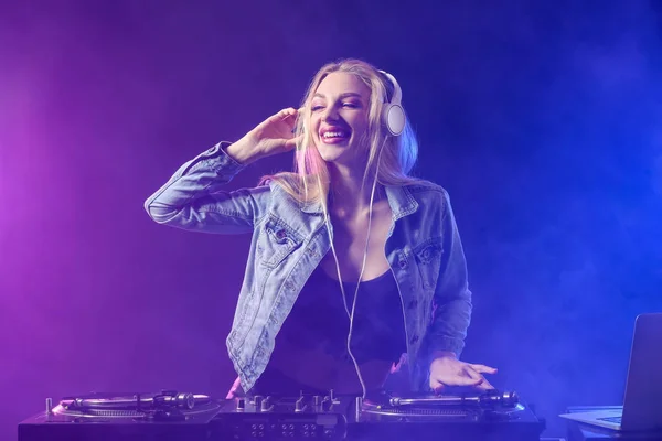 Femenino Tocando Música Club — Foto de Stock