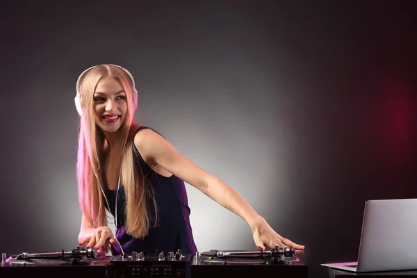 Female Playing Music Club — Stock Photo, Image