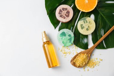 Beyaz arka plan üzerinde doğal maddeler ile kozmetik