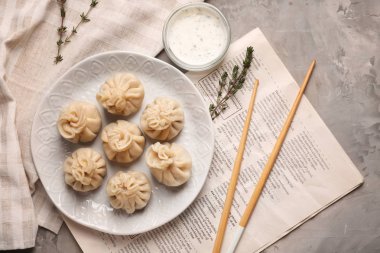 Lezzetli hamur tatlısı ve soslu bir tabak.