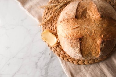 Işık arka plan üzerinde taze ekmek