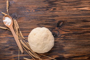 Çiğ hamur ekmek ve un masada kaşıkla için