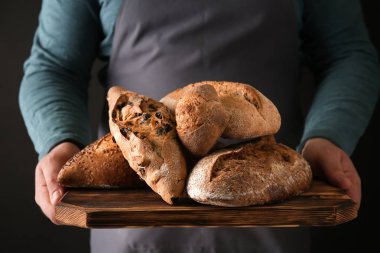 Taze ekmek, closeup adamla