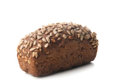 Beyaz arka planda taze ekmek.